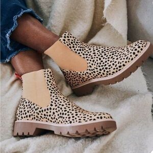 Never worn. The boots are beautiful!